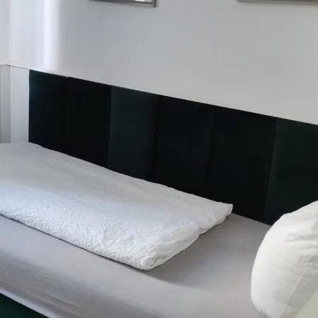 Zur Faehre Hotel *