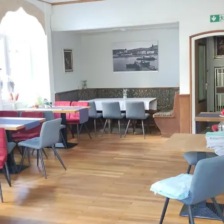 Zur Faehre Hotel *