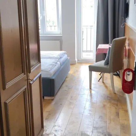 Zur Faehre Hotel *