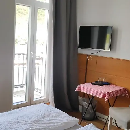 Zur Faehre Hotel *
