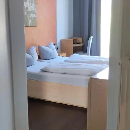 Zur Faehre Hotel *