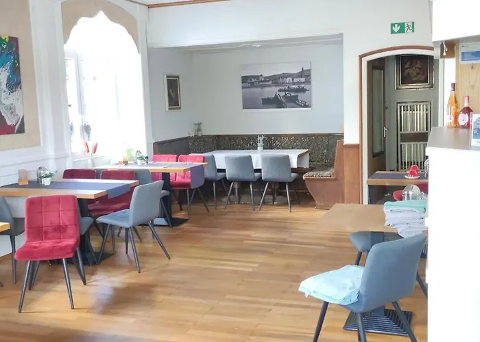 Zur Faehre Hotel *