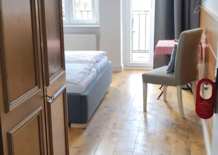 Zur Faehre Hotel *