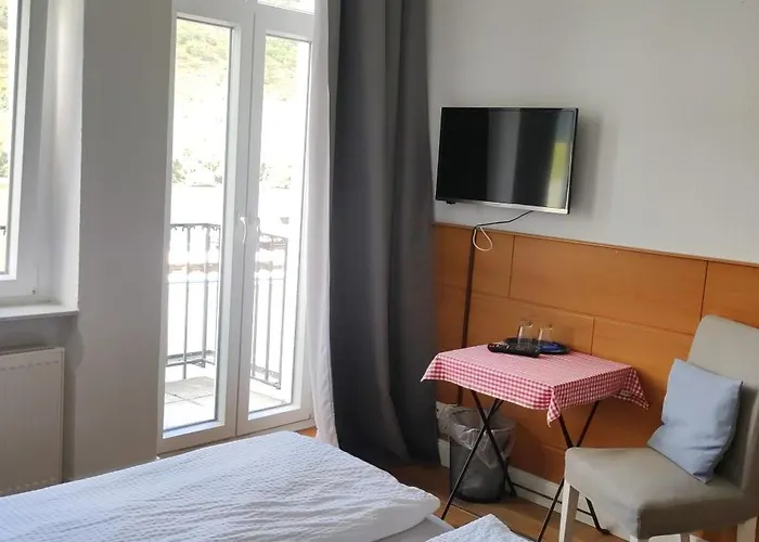 Zur Faehre Hotel *