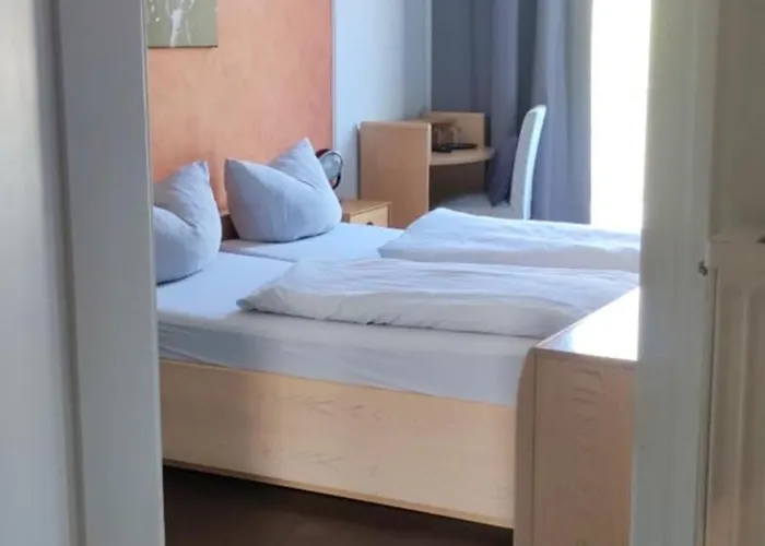 Zur Faehre Hotel *