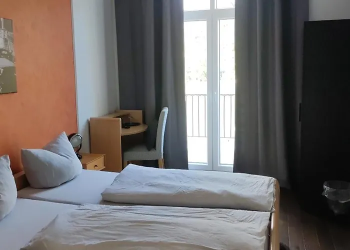 Zur Faehre Hotel *